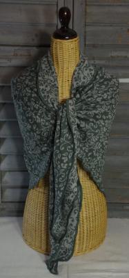 Invero Dreiecktuch Neele fichte um die Schultern gelegt und geknotet auf Kleiderpuppe